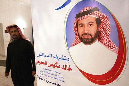 Un ciudadano saudí pasa junto a un cartel electoral de Jaled al Sebaiay, candidato a la alcaldía de Riad.