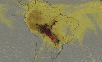En la imagen del 19 de agosto, unas manchas rojas muestran una alta concentración en la atmósfera de monóxido de carbono (CO) en los Estados del Acre, Rondonia, Mato Grosso y Mato Grosso del Sur, pasando por Bolivia y Paraguay, debida a los incendios.