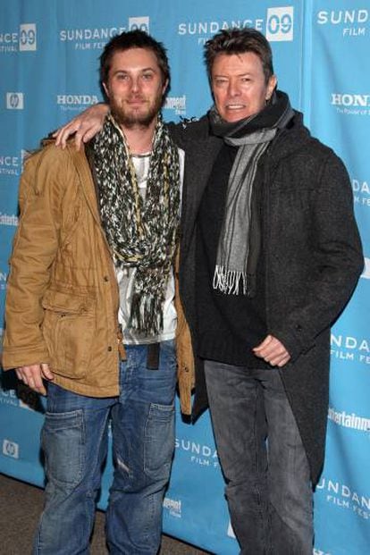 Duncan Jones y su padre en el estreno de 'Moon', el debut de Jones como director, el 23 de enero de 2009, en el festival de Sundance.