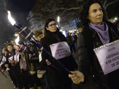 Mujeres de la Coordinadora Feminista de Valencia recuerdan a las v&iacute;ctimas de este a&ntilde;o con una antorcha y un cartel con sus nombres. 