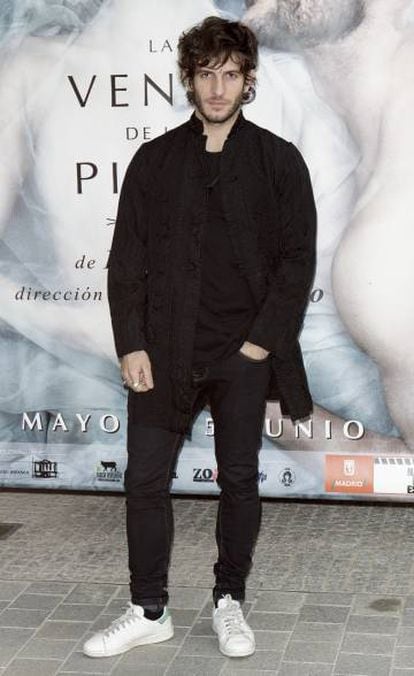 El actor Quim Gutierrez en el estreno de 'La Venus de las pieles' con sus zapatillas bien blancas.