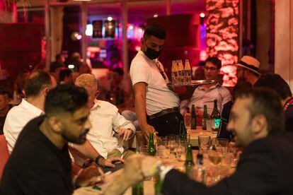 Un camarero sirve a los clientes de la terraza de la discoteca Pacha, el 23 de septiembre en Barcelona.
