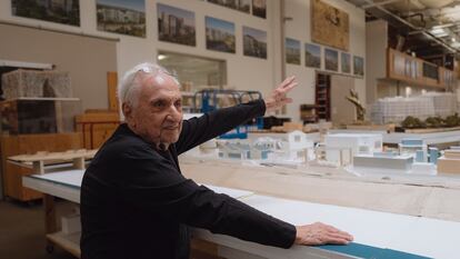 El arquitecto Frank Gehry en su estudio de Los Ángeles, en diciembre.