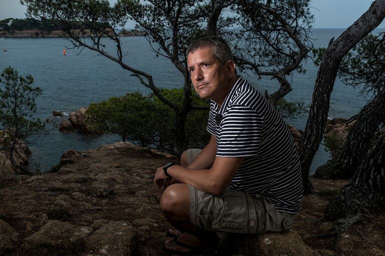 Santiago Roncagliolo, en un acantilado del 'camí de Ronda'.