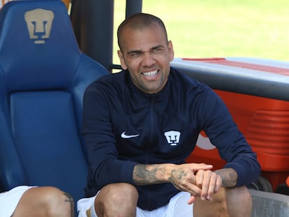 Dani Alves, en el banquillo de los Pumas, el 8 de enero.