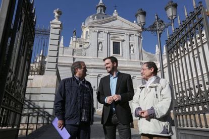 Alberto Garzón frente a la Catedral de la Almudena con dos representantes de Europa Laica.