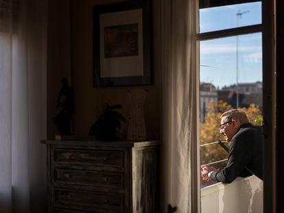 Carlos López, de 57 años y 33 de ellos con VIH, en su apartamento de Barcelona.