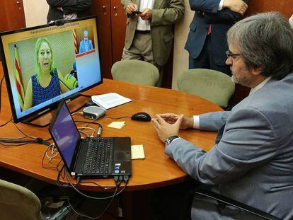 El secretario de Presidencia de la Generalitat, Joaquim Nin, habla con la consejera Neus Munté por videoconferencia.