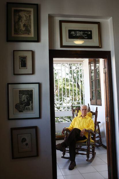 Luis Rafael Sánchez en le balcón de su casa de Santurce vestido de amarillo, un color que siempre ha pensado que le daba suerte.