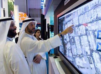 Dos kuwaitíes usan Google Earth en una feria celebrada el año pasado en los Emiratos Árabes.