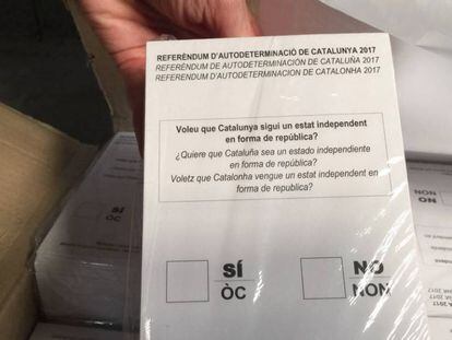 Paperetes confiscades per la Guàrdia Civil per al referèndum de l'1 d'octubre.