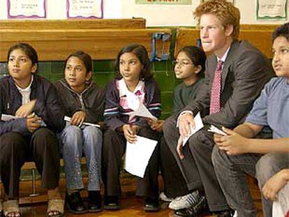Enrique, rodeado de alumnos, durante una visita el pasado jueves a la escuela Osmani, en Londres. PLANO GENERAL - ESCENA