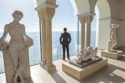 En el Museo Maricel de Sitges espera una sala desde la que se disfruta del horizonte marino entre esculturas de estilo novecentista de Joan Rebull. 