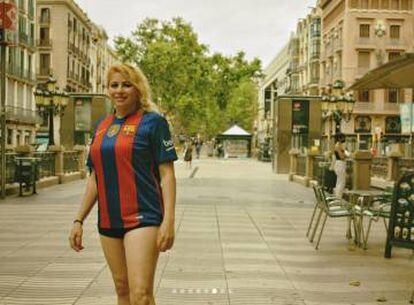 Una noia amb samarreta del Barça a la Rambla.