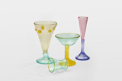 Los vasos coloreados de Boris de Beijer han dado la vuelta al mundo y se encuentran en las repisas de museos como el Museum of Arts and Design de Nueva York o el Stedelijk de Ámsterdam. Hoy son piezas casi de coleccionista que pueden heredarse de generación en generación, pero que también siguen fabricándose en edición limitada (en España, disponibles en Side Gallery de Barcelona). Cada copa de vidrio soplado creada por el diseñador de joyas holandés se moldea a mano en colores tenues y formas caprichosas con las que revolucionar la hora del cóctel. Consultar precio en side-gallery.com.