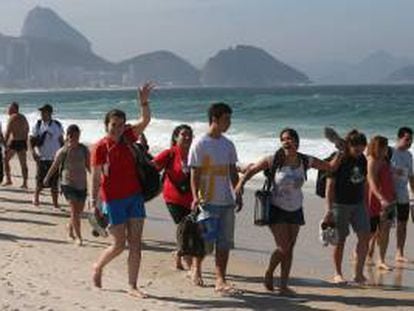 En la imagen, un grupo de peregrinos argentinos caminan por la playa de Copacabana en la ciudad de Río de Janeiro (Brasil). EFE/Archivo