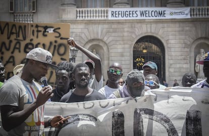 Manteros en Barcelona exigen la libertad de un compañero encarcelado.