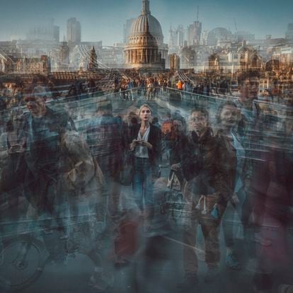 El fotógrafo y camarógrafo británico Burnham Arlidge superpone fotografías obtenidas con time-lapse que evocan los tiempos prepandémicos. Transeúntes en el puente del Milenio, en Londres.