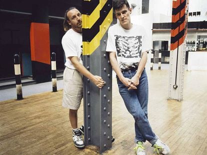 Peter Hook y Stephen Morris, bajista y batería de Joy Division y New Order, en The Haçienda en 1985.