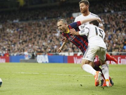 Iniesta se escapa de Xabi Alonso y Carvajal en el &uacute;ltimo cl&aacute;sico del Bernab&eacute;u.