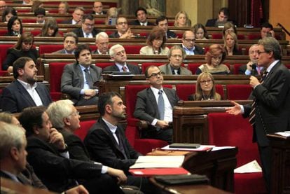 El presidente de la Generalitat, Artur Mas (d), durante la sesión de control en el Parlament.