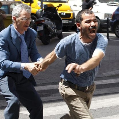 El tío de Mohamed, a la derecha, a su llegada al Hospital.