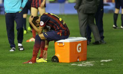 Neymar se lamenta tras la derrota en la final de Copa.