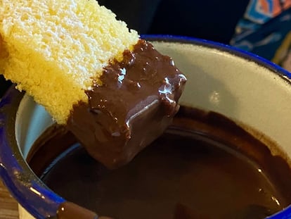 Chocolate a la taza con bica gallega. J. C. CAPEL