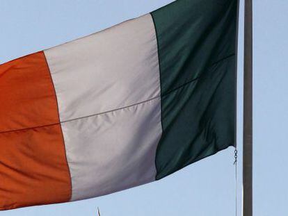Bandera de Irlanda en la oficina central de correos de Dubl&iacute;n.
