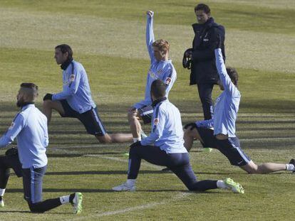 Torres, con el brazo levantado, en el entrenamiento del Atlético.