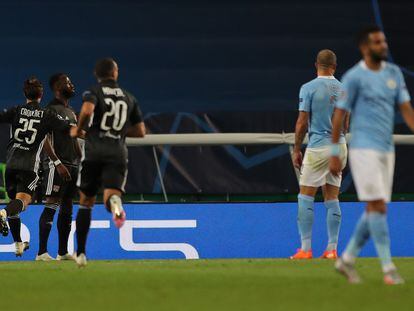 Los jugadores del Lyon celebran un gol este sábado ante el City en los cuartos de final de la Champions.