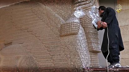 Vídeo, presuntamente difundido por el EI, de la destrucción de la estatua del dios Lamassu en Nínive (Irak).