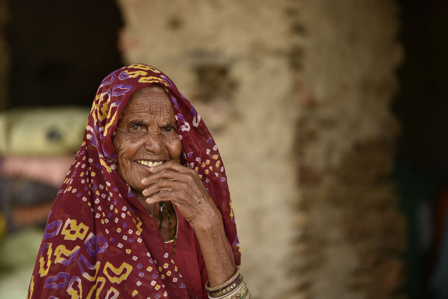 Una anciana sonríe. Uttar Pradesh, India. Pincha en la imagen para ver la fotogalería completa.