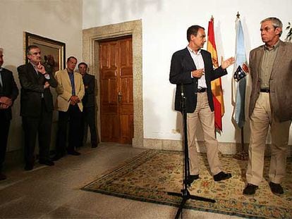 José Luis Rodríguez Zapatero y el presidente de la Xunta, Emilio Pérez Touriño,  durante su comparecencia en Santiago de Compostela.