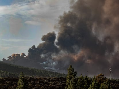 El volcán de La Palma, fotografiado por la UME desde la localidad de El Paso.