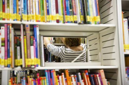 Una usuaria en la Biblioteca Ana María Matute.