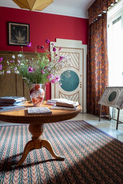 The entrance hall acquires splendor thanks to the painted medallion over the door.  It was made by Ashley Hicks and mimics a piece of antique porphyry.  The flowers on the table are by Fiori Michela Pozzato.