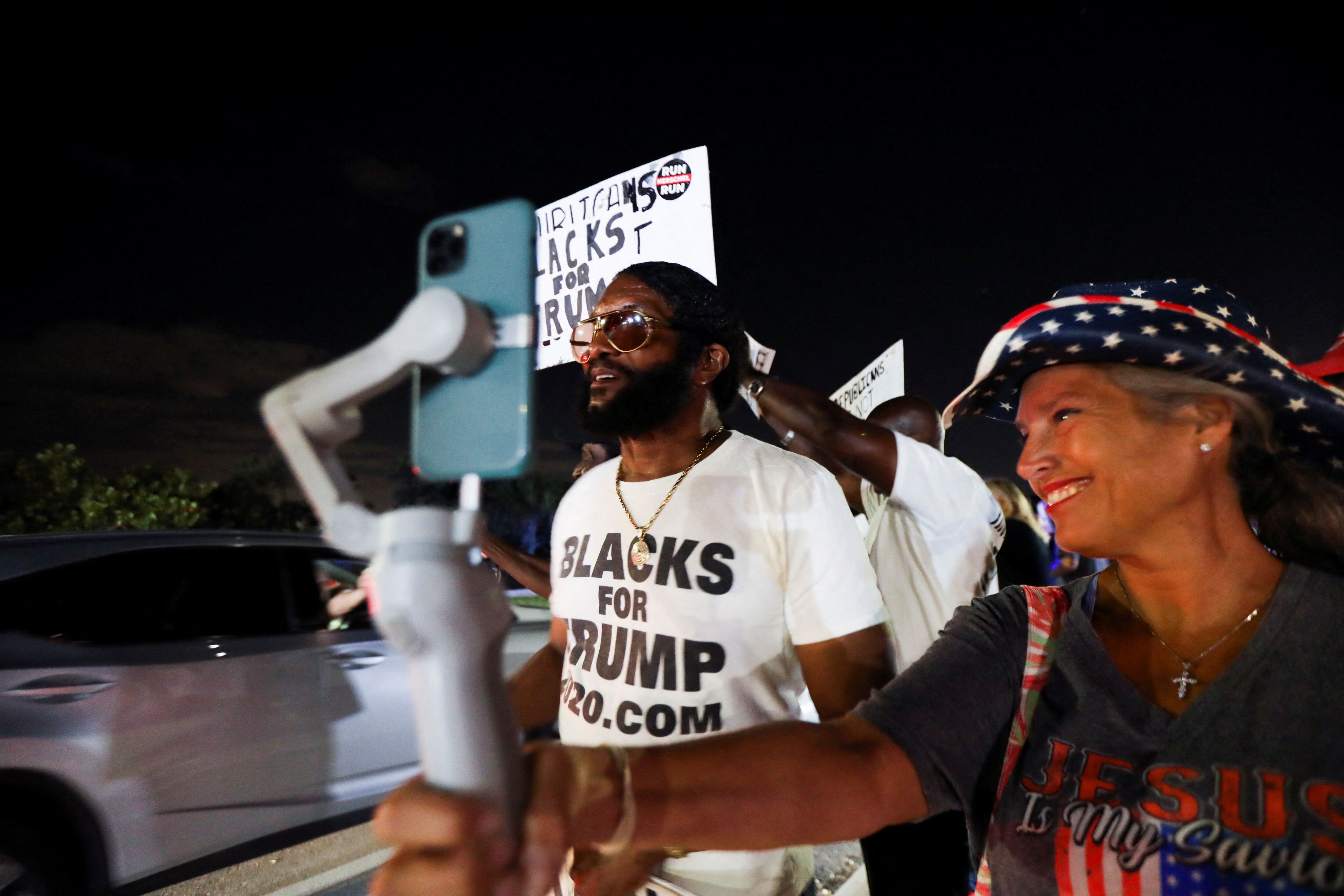 Seguidores de Donald Trump muestran su apoyo al expresidente a las puertas de su residencia en Palm Beach, Florida, este jueves. 