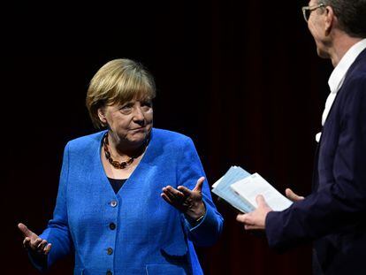 La excanciller alemana, Angela Merkel, con el periodista Alexander Osang durante la entrevista en el teatro Berliner Ensemble, el pasado martes.