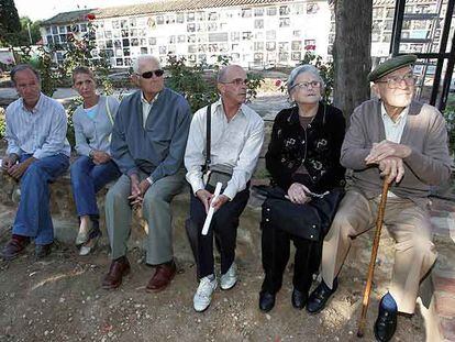 Luis Raya, Carmen Montes de la Rosa, Antonio González, Antonio Gutiérrez, María Inés Raya y Luis Raya (padre del anterior), familiares de víctimas de la Guerra Civil, en la exhumación de una fosa común en un cementerio de Córdoba.