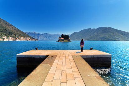 La isla de San Jorge, conocida como Isla de los Muertos, en la bahía de Kotor, en Montenegro.