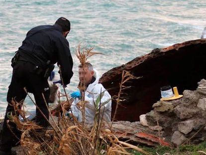 Efectivos de Protección Civil, en un búnker en Ceuta en el que este miércoles ha aparecido el cadáver de una mujer.