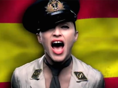 Madonna, vestida de militar y con la bandera de España al fondo, en el vídeo de la canción 'American life'.