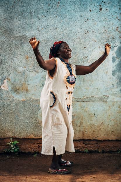 Beatrice N’guessan, de 53 años, tuvo lepra cuando era una niña de cuatro. Entonces, sus abuelos la llevaron a una leprosería a cuatro kilómetros de Daloa, Costa de Marfil, y la abandonaron allí, donde aún vive con la familia que ha fundado.