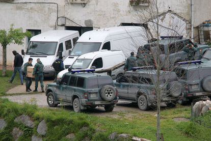 La Guardia Civil registra el caserío de Legorreta (Gipuzkoa) donde fue hallada una gran cantidad de explosivos el pasado abril.