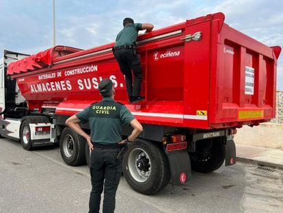 Dos guardias civiles inspeccionan el 26 de mayo un camión en la frontera de Ceuta, dentro de la fase piloto para la futura apertura de una aduana comercial.
