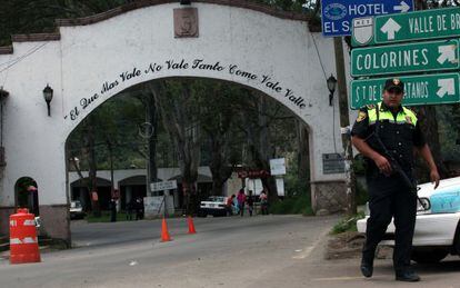 Un polic&iacute;a vigila la entrada a Valle de Bravo (M&eacute;xico). 