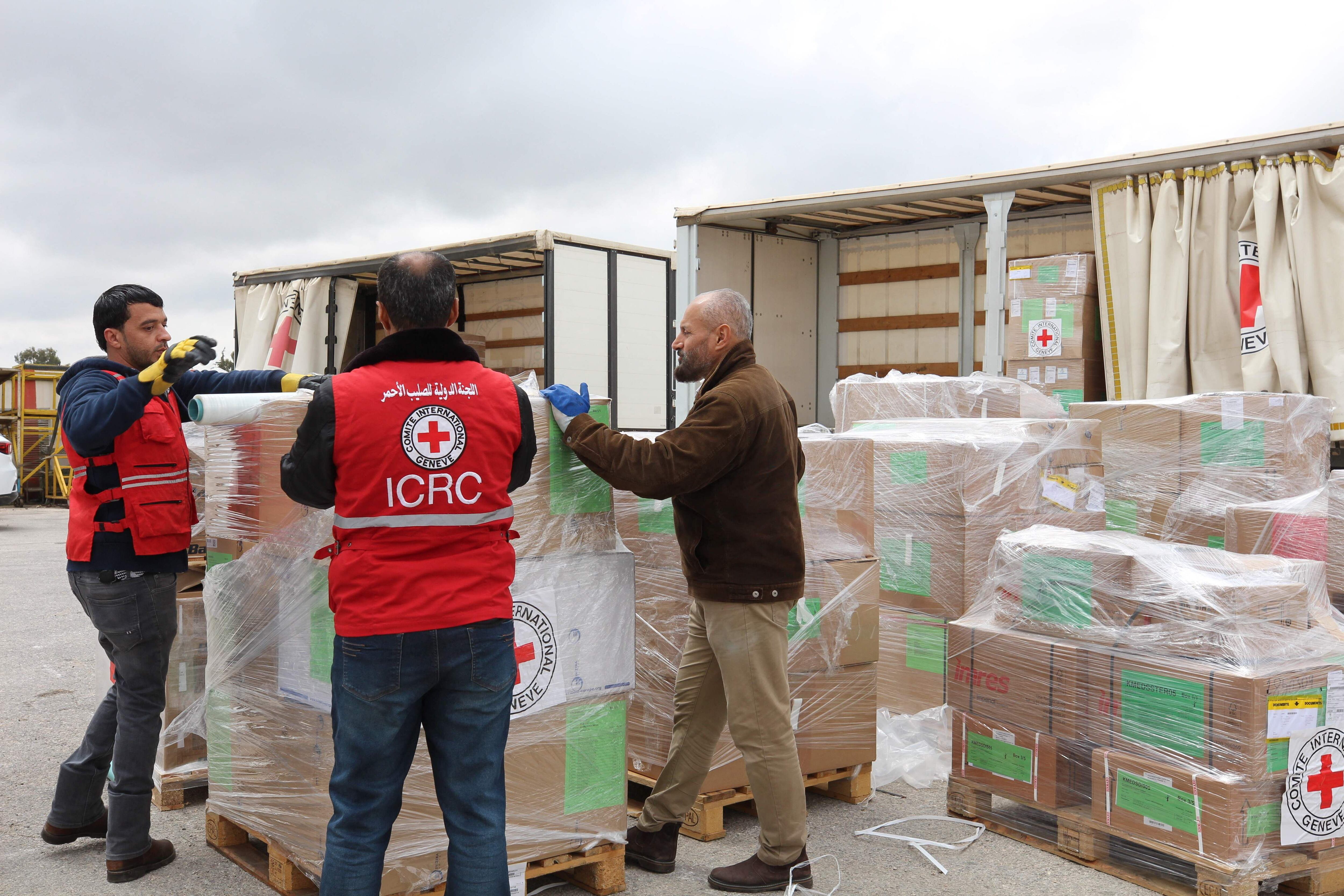 Miembros del Comité Internacional de Cruz Roja preparan un cargamento de ayuda humanitaria para Sudán en Amán (Jordania), el 30 de abril, antes de enviarlo a Puerto Sudán.
