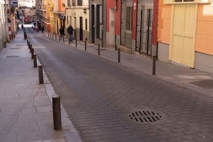 Asfalto impreso colocado en la calle del Amparo, en el barrio madrileño de Lavapiés, el 2 de marzo de 2022. 