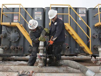 Dos trabajadores en una explotaci&oacute;n de &#039;fracking&#039; de Dakota del Norte (EE UU)